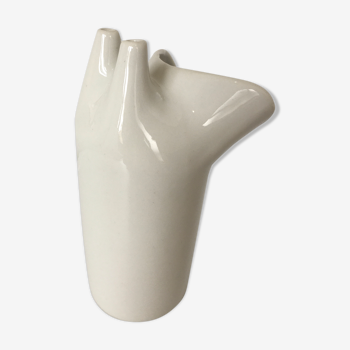 Vase zoomorphe formé d’un inhalateur en porcelaine blanche