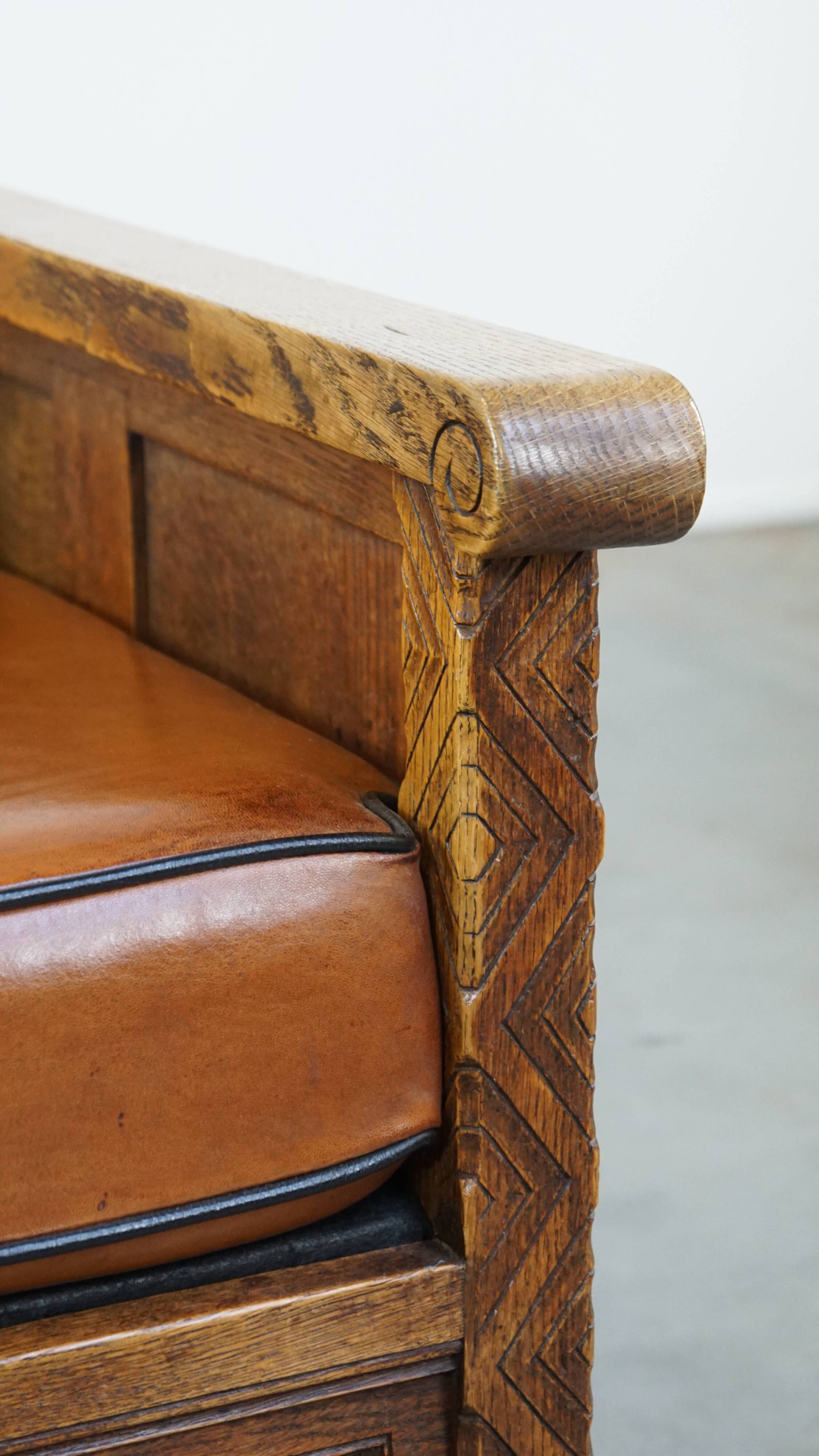 Fauteuil ancien en peau de mouton retapissée