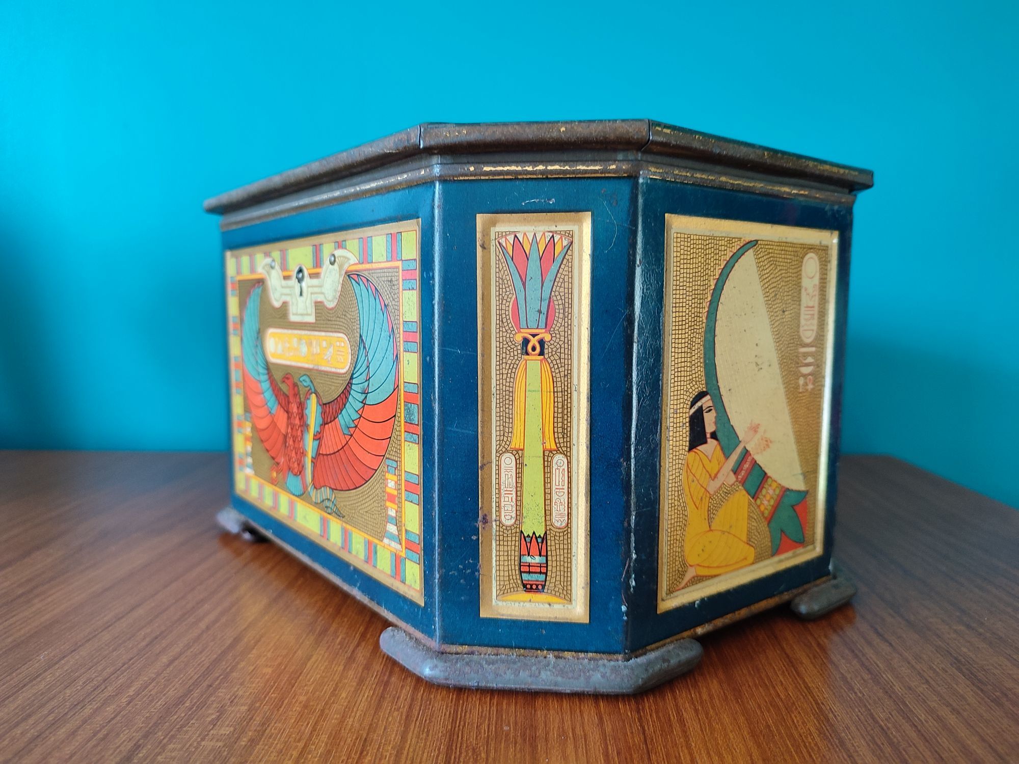 Ancient jewelry box in lithographed sheet metal Cléopâtre Egypt