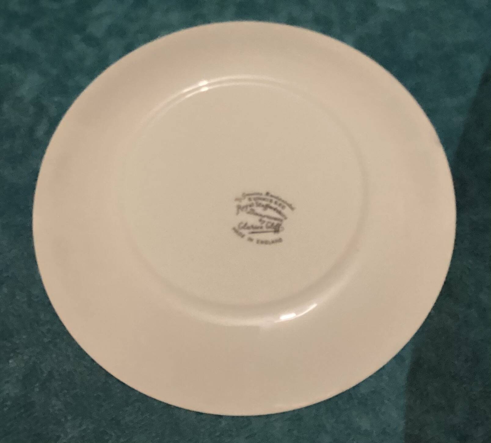 Dessert Plate from thé Sun-kissed Range by Clarice Cliff, signed.