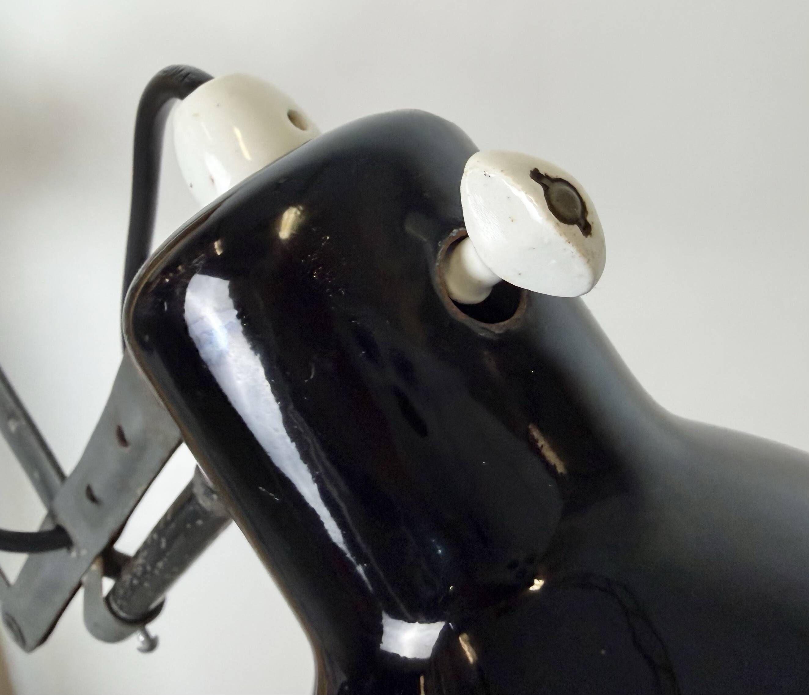 Lampe murale à ciseaux en émail noir industriel, années 1950