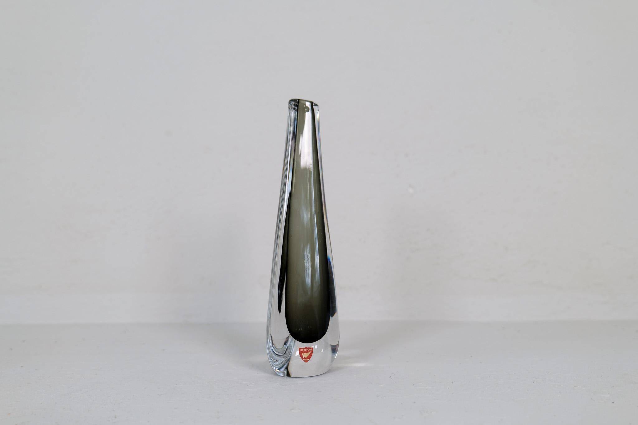 Set of 2 Mid-Century Modern vases by Nils Landberg, Orrefors, circa 1950, Sweden.