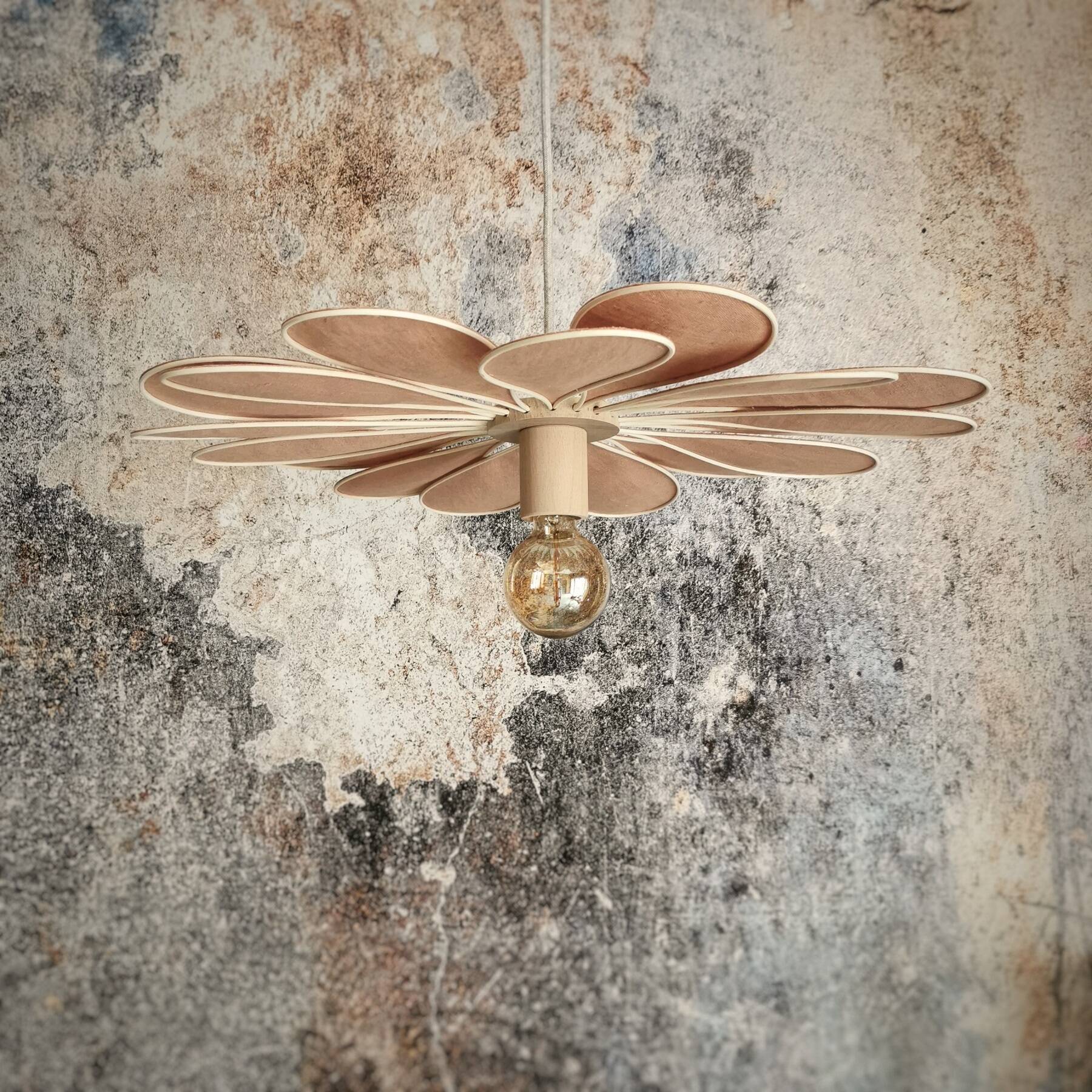 18-petal flower suspension in rattan and nude linen