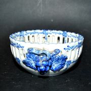 Corbeille en opaque ajouré bleu, faïence brodée de Malicorne Bourg-Joly Emile Tessier