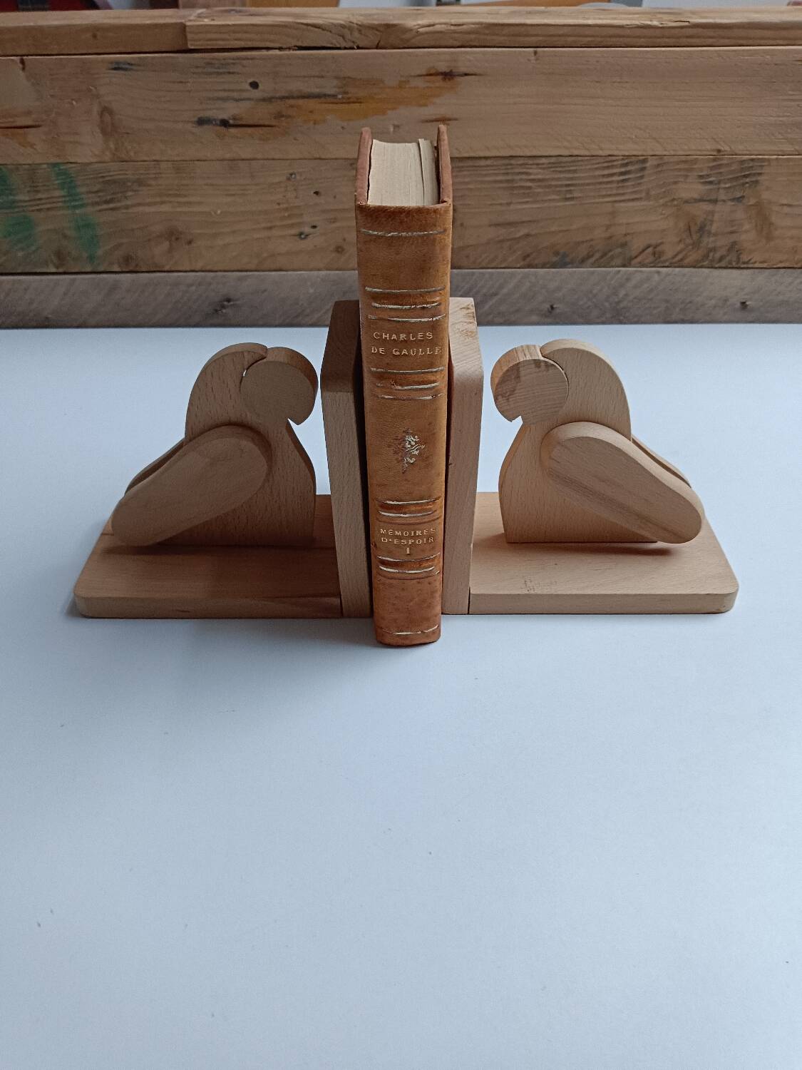 Serre-livres en bois brut figurant des oiseaux