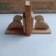 Serre-livres en bois brut figurant des oiseaux