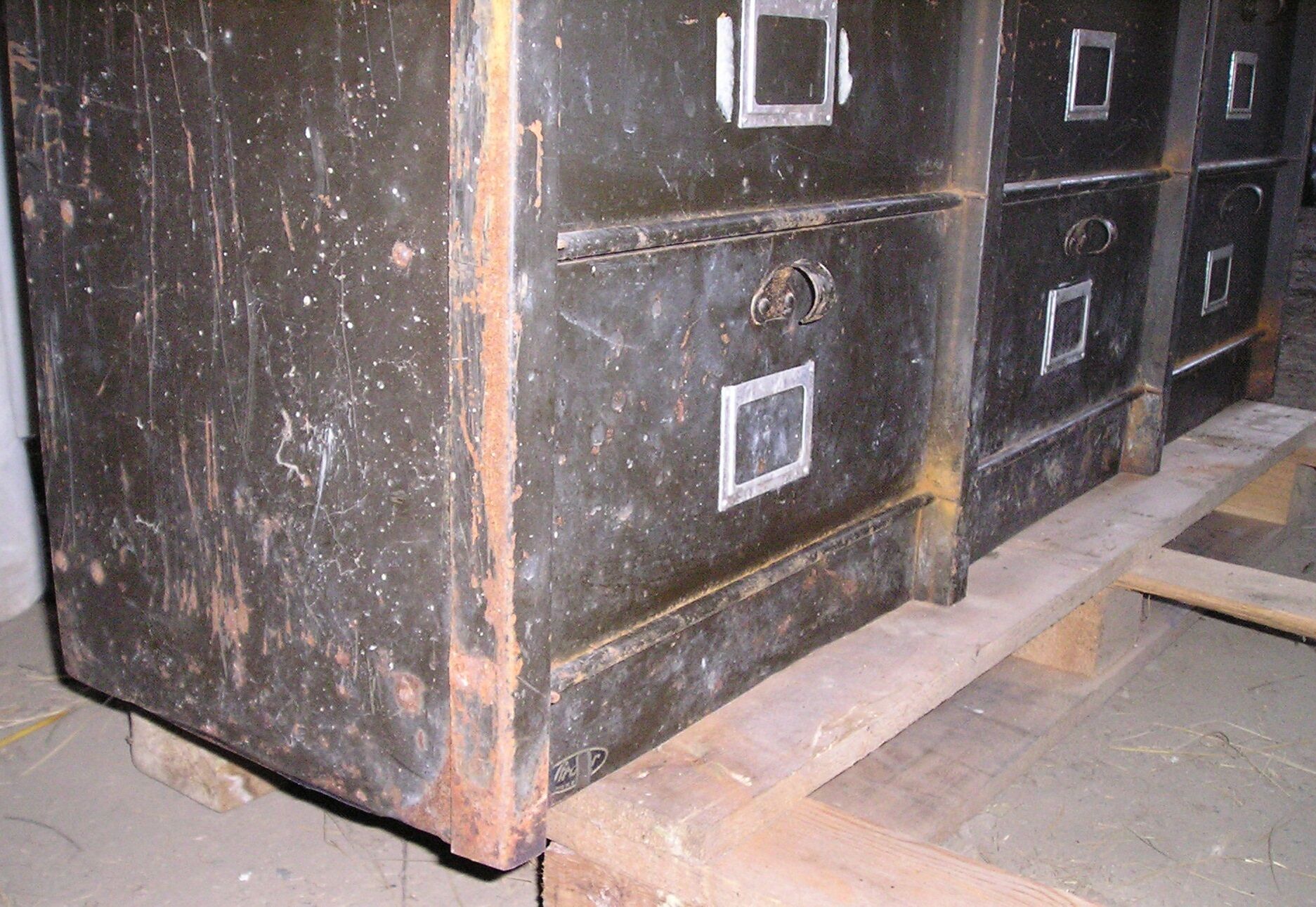 Furniture old metal riveted 30 drawers valve strafor