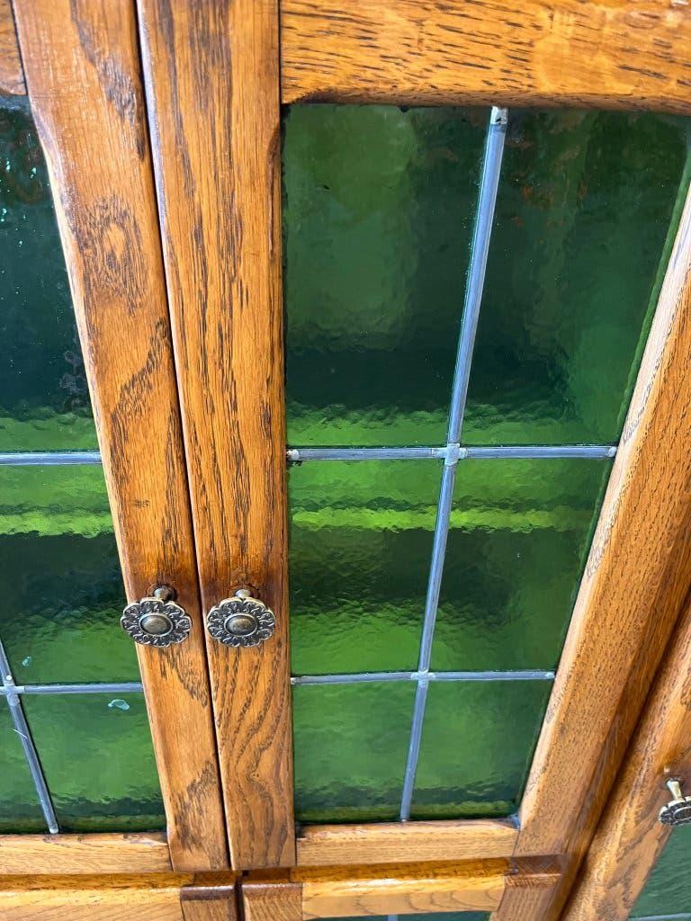 Armoire murale vintage en bois avec vitrail vert
