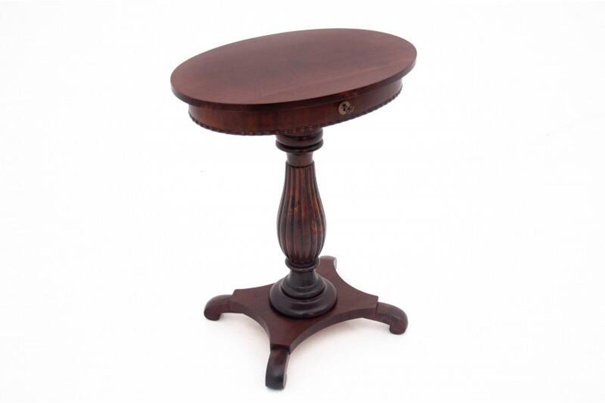 Table à fils ancienne, Europe du Nord, vers 1860. Après rénovation.