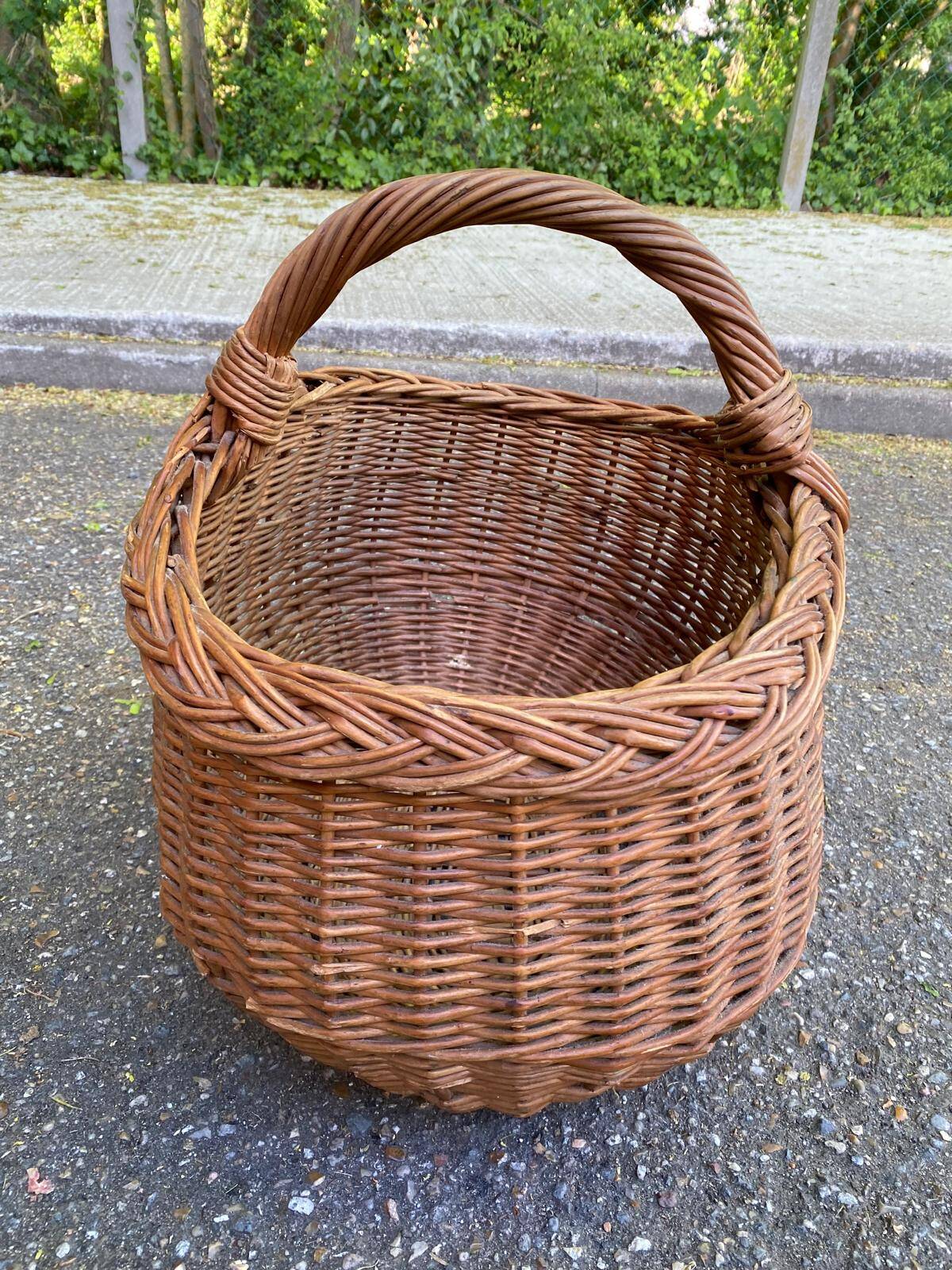Round oval basket in rattan and woven wicker with handle