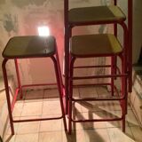 4 anciens tabourets de laboratoire en métal et assise bois