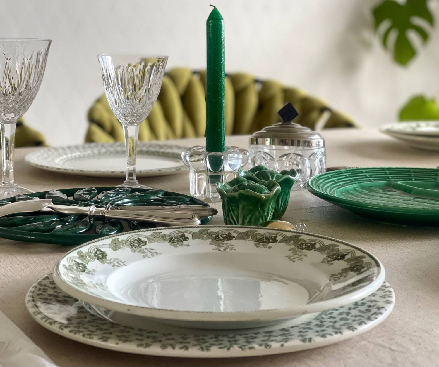 4 English dinner plates.