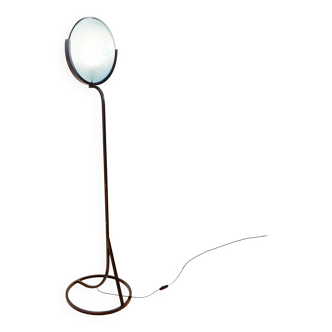 Lampadaire en métal et disque en verre sablé