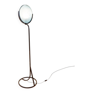 Lampadaire en métal et disque en verre sablé