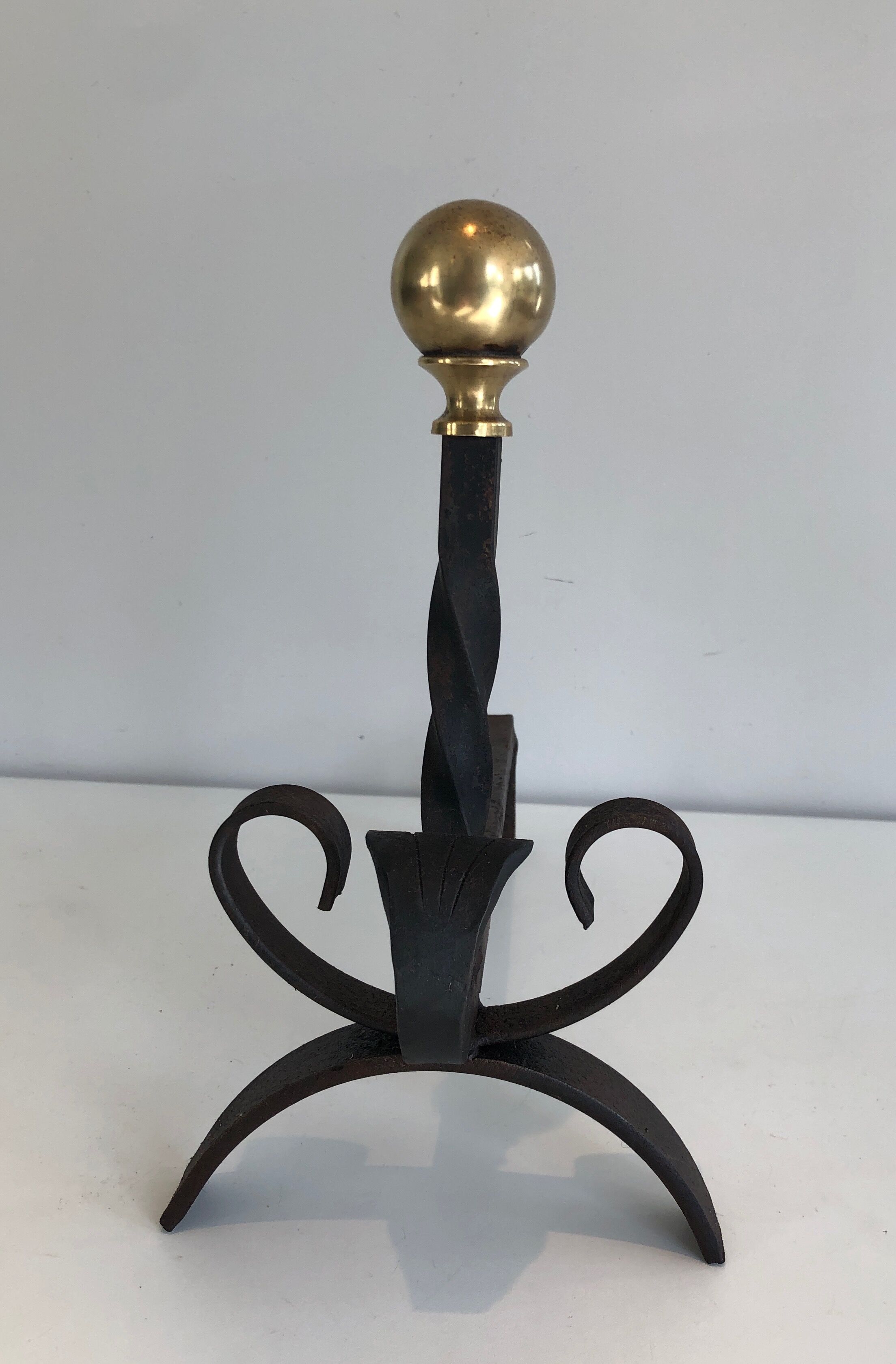 Paire de chenets en fer forgé et laiton. travail français. vers 1950