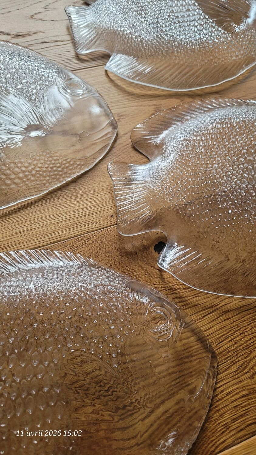 4 transparent glass fish plates