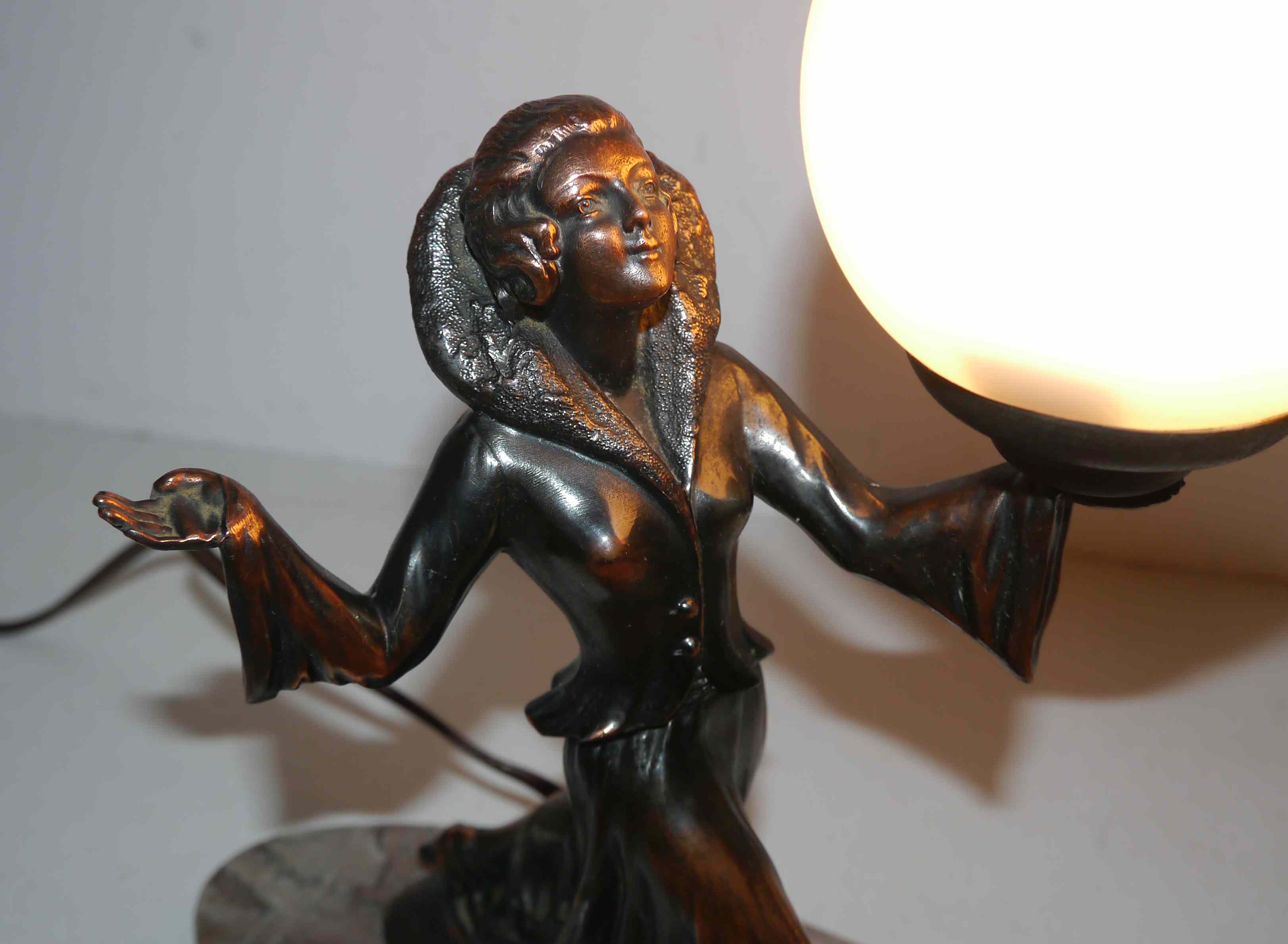 Art deco lamp in regul and marble "woman holding a globe"