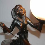 Lampe art déco en regul et marbre « femme tenant un globe »