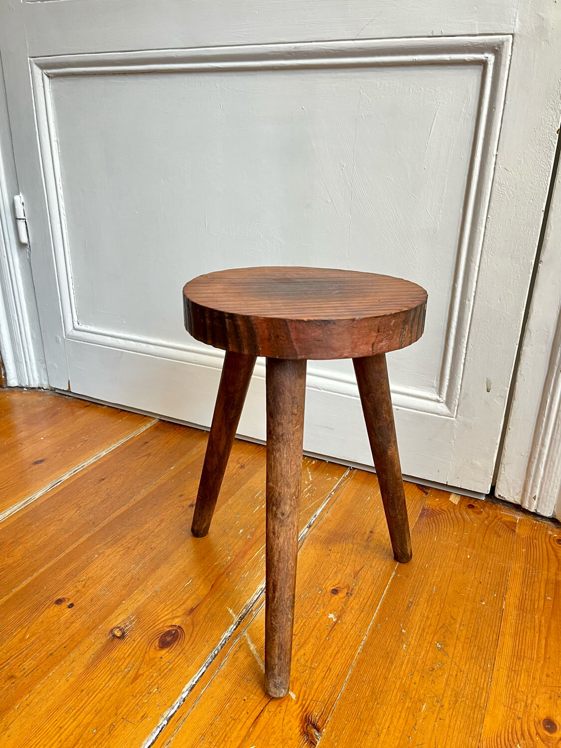 Tripod stool feet compass