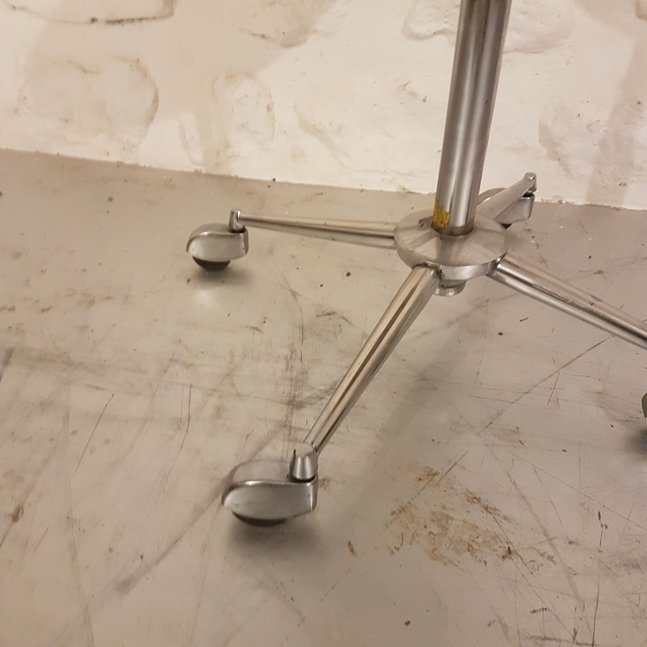 Workshop stool on wheels