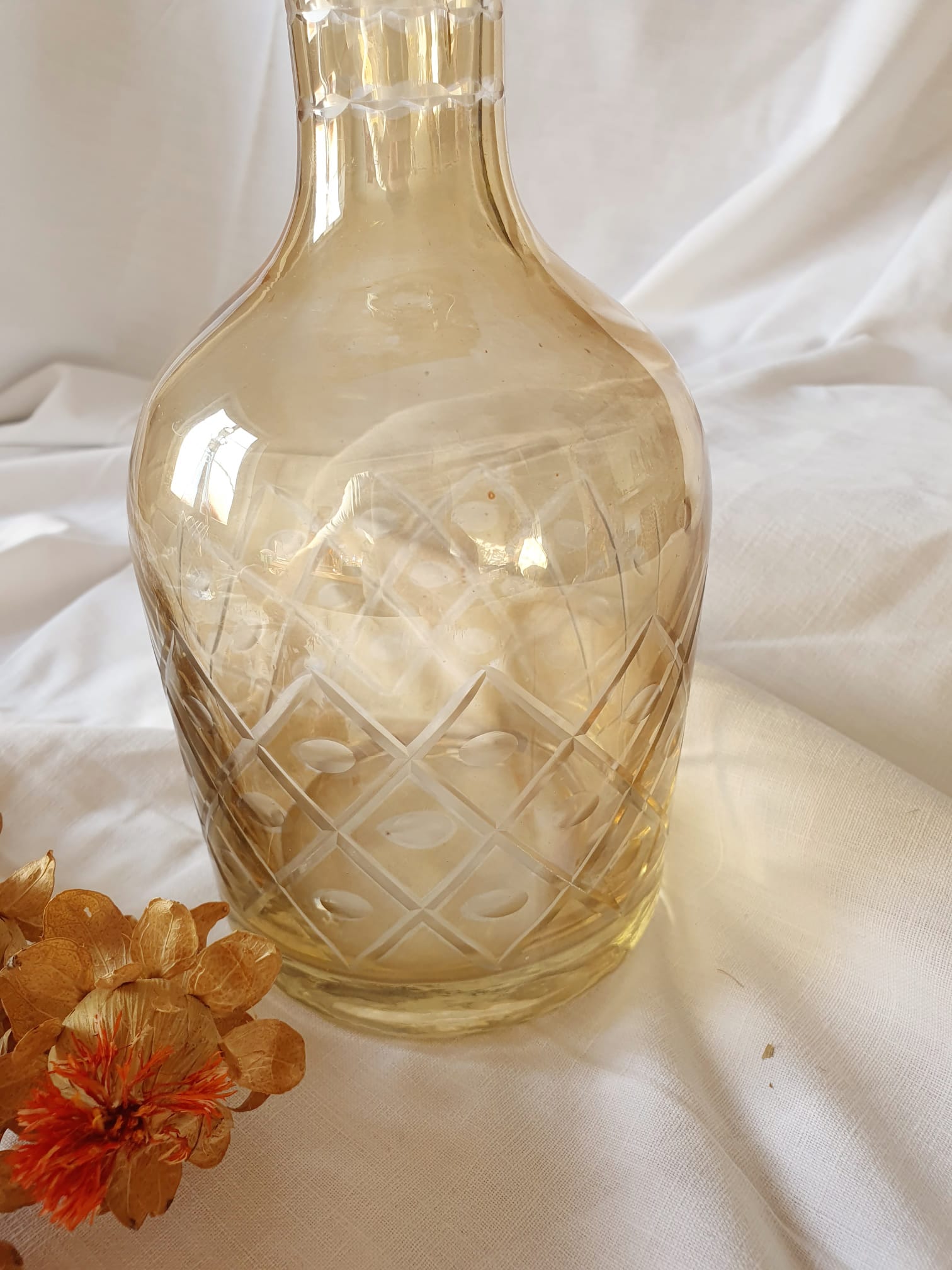 Carafe jaune en verre ciselé
