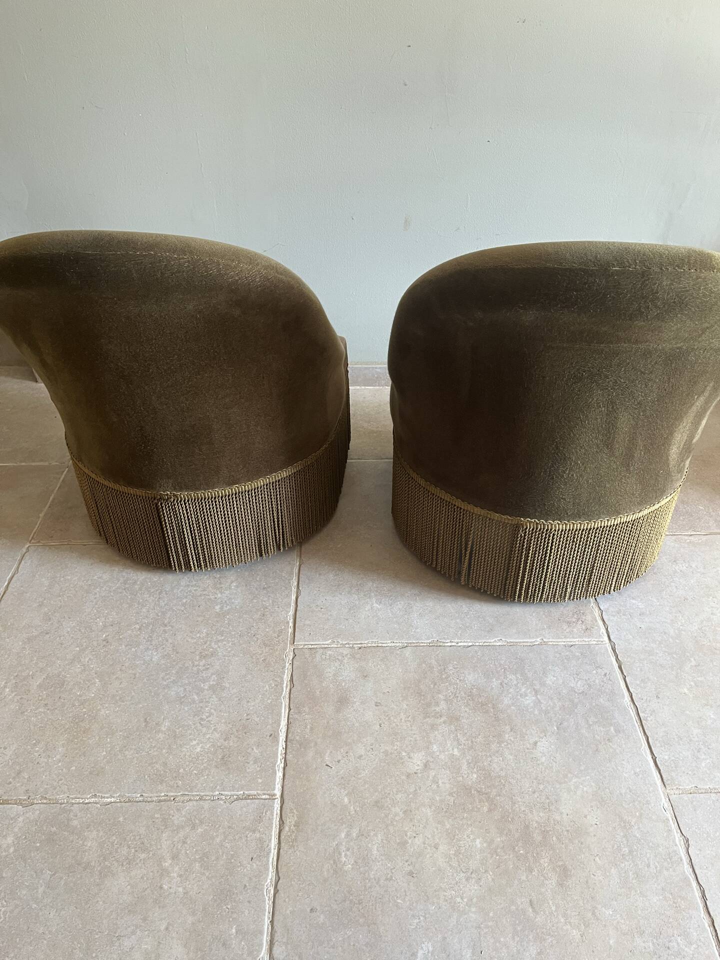 Paire de fauteuils crapaud vintage en velours brun tabac à franges