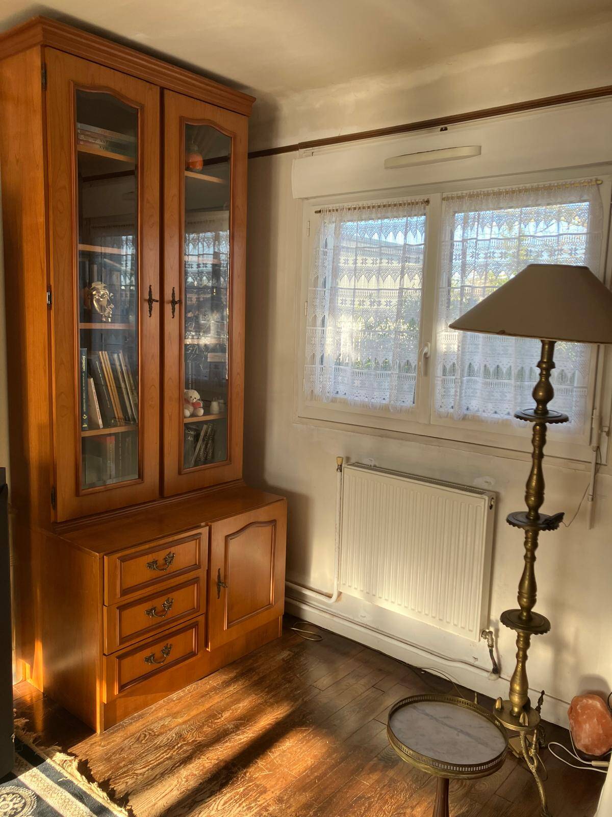 Showcase library in solid wood with two sections