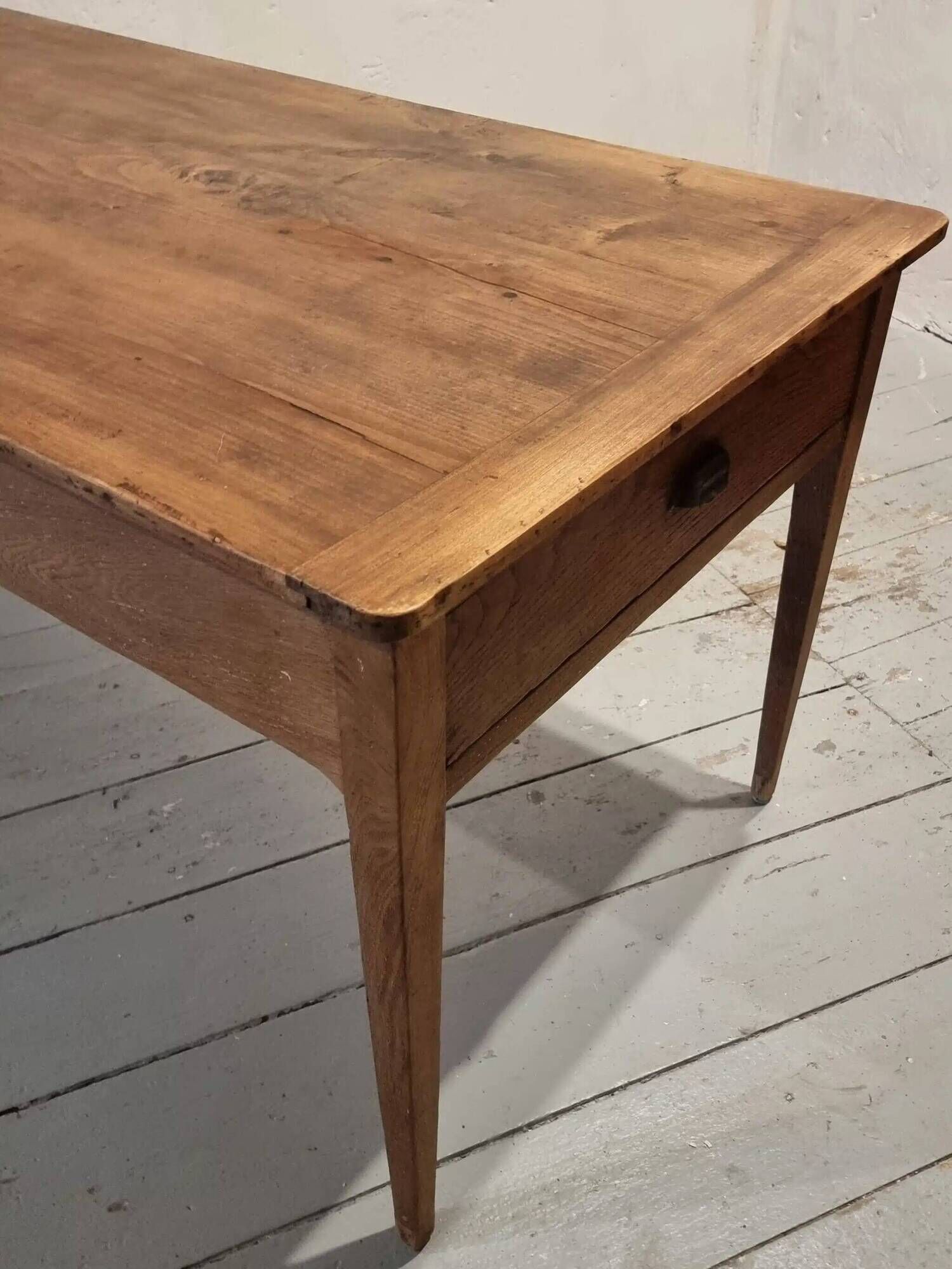Antique French oak dining table with pine top – 19th century