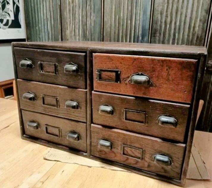 Meuble apothicaire vintage – Petit meuble à tiroirs en bois – Style in