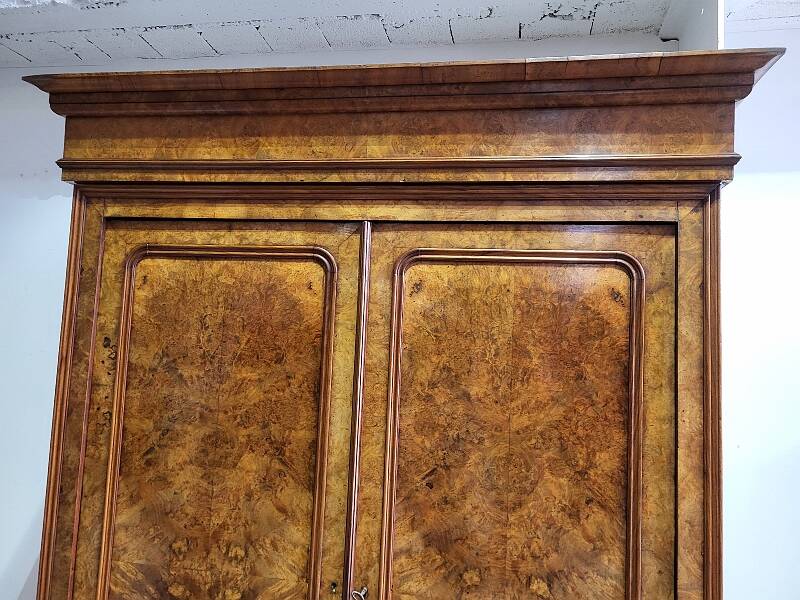 BUR WALNUT CABINET 2 DOORS 2 DRAWERS