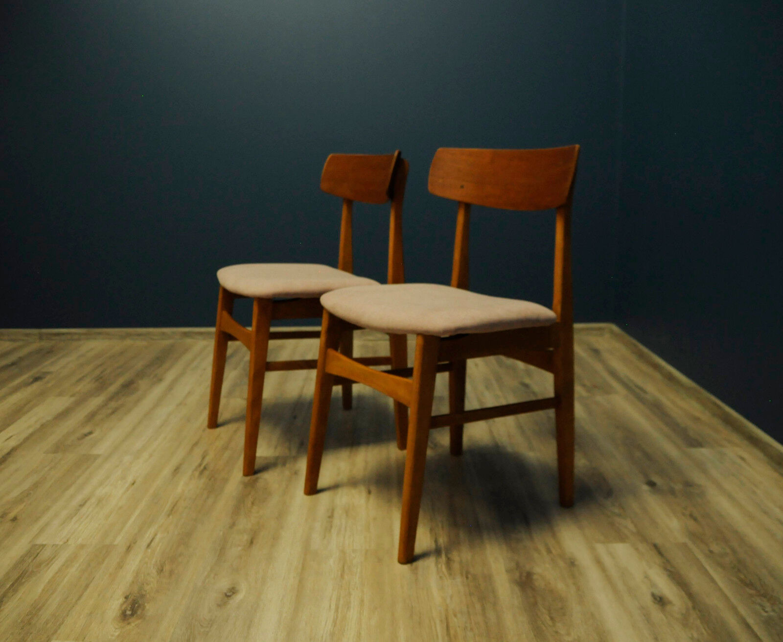 Set of 2 vintage chairs