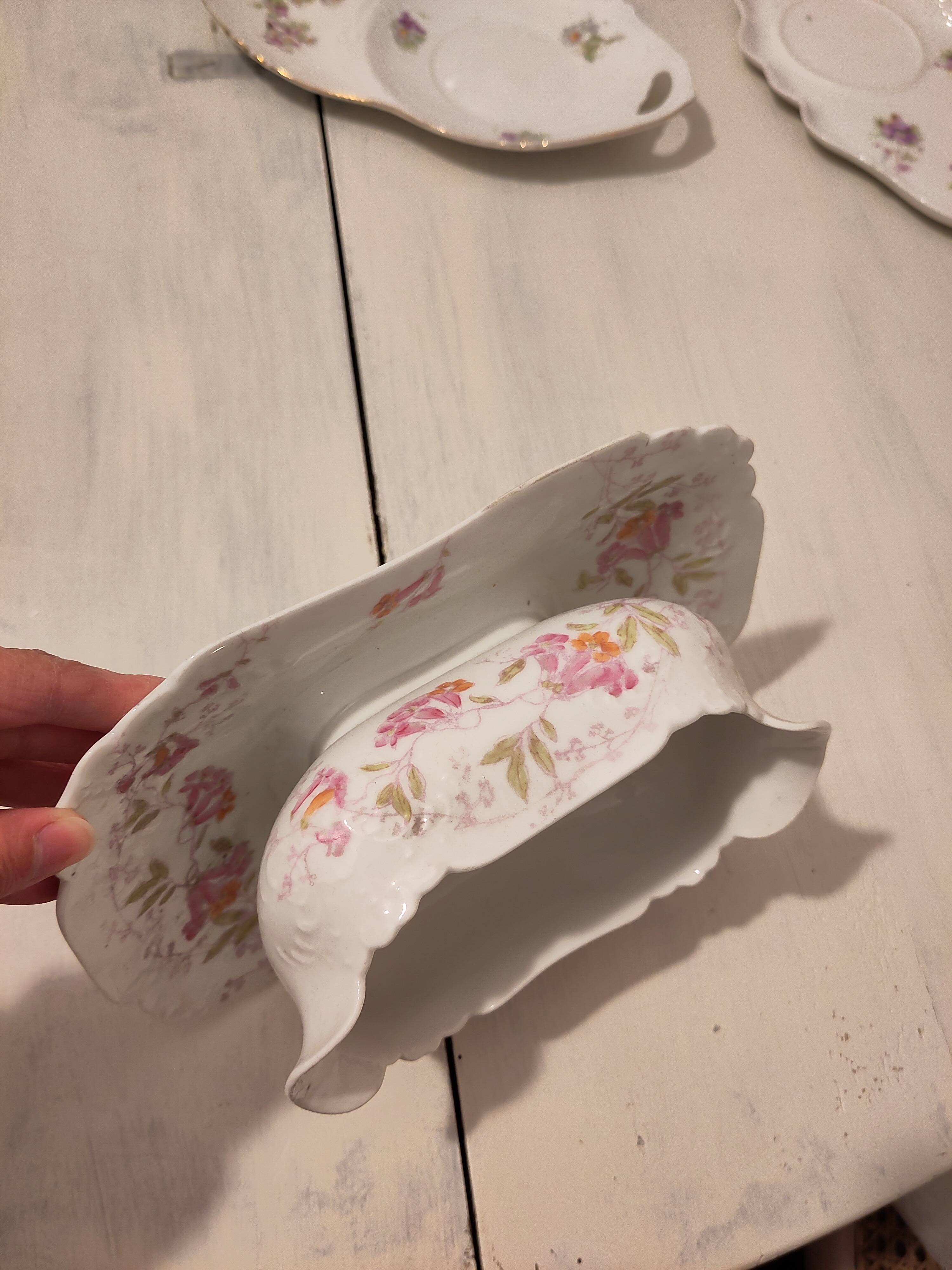 Sauceboat with sealed saucer