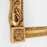 Miroir mural en bois sculpté et doré, très décoré, Belgique vers 1950