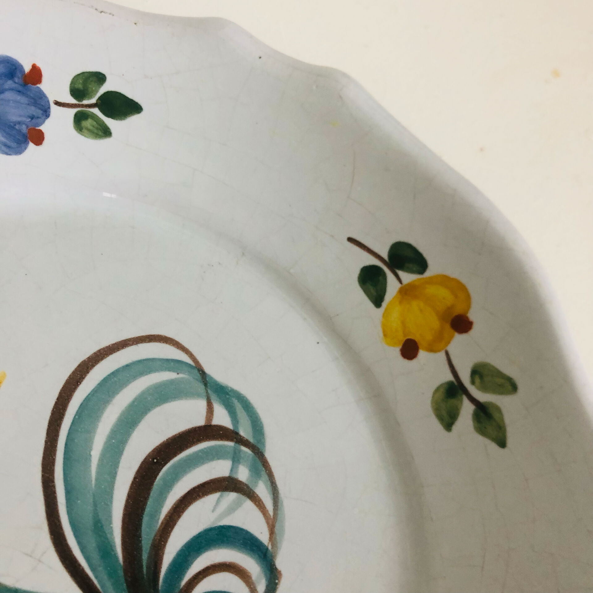 Pair of plates with naive Eastern rooster decoration