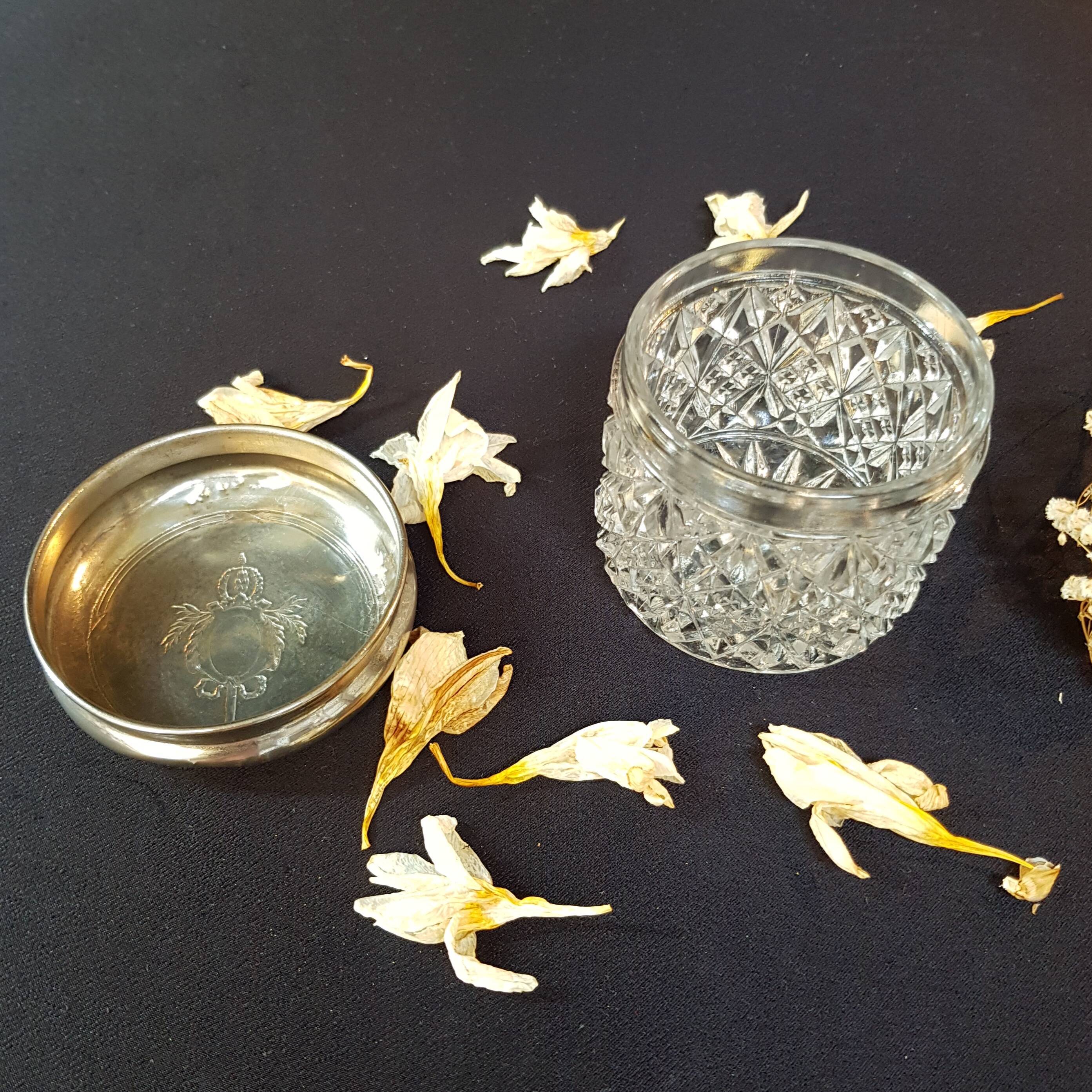 Pot en verre ciselé et son couvercle en métal