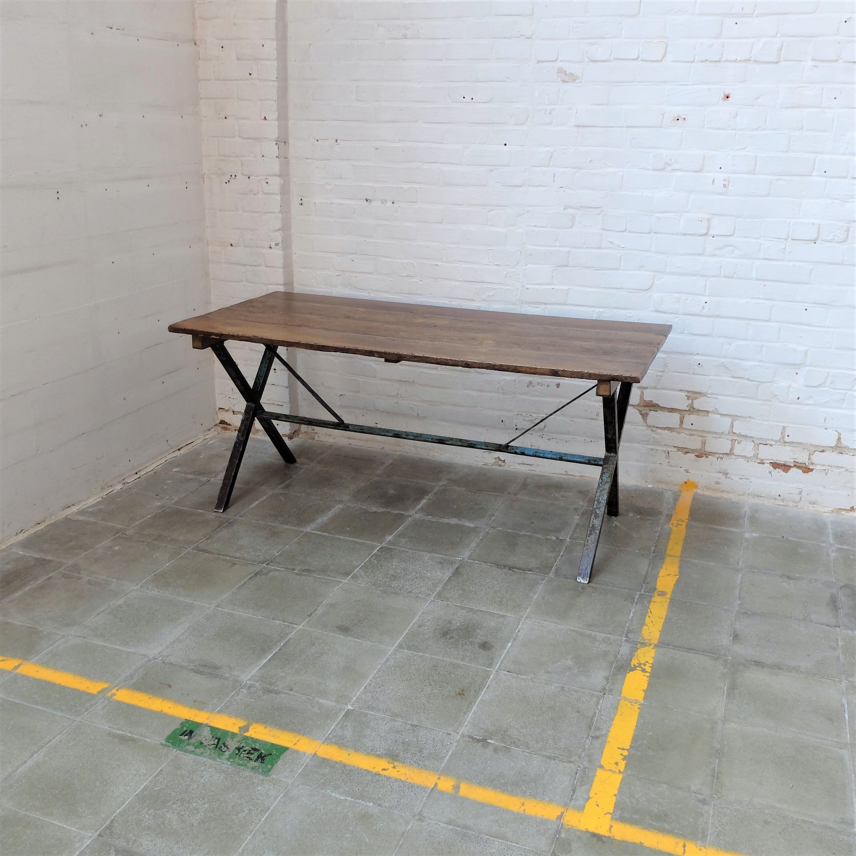 Table à pieds croisées industrielle