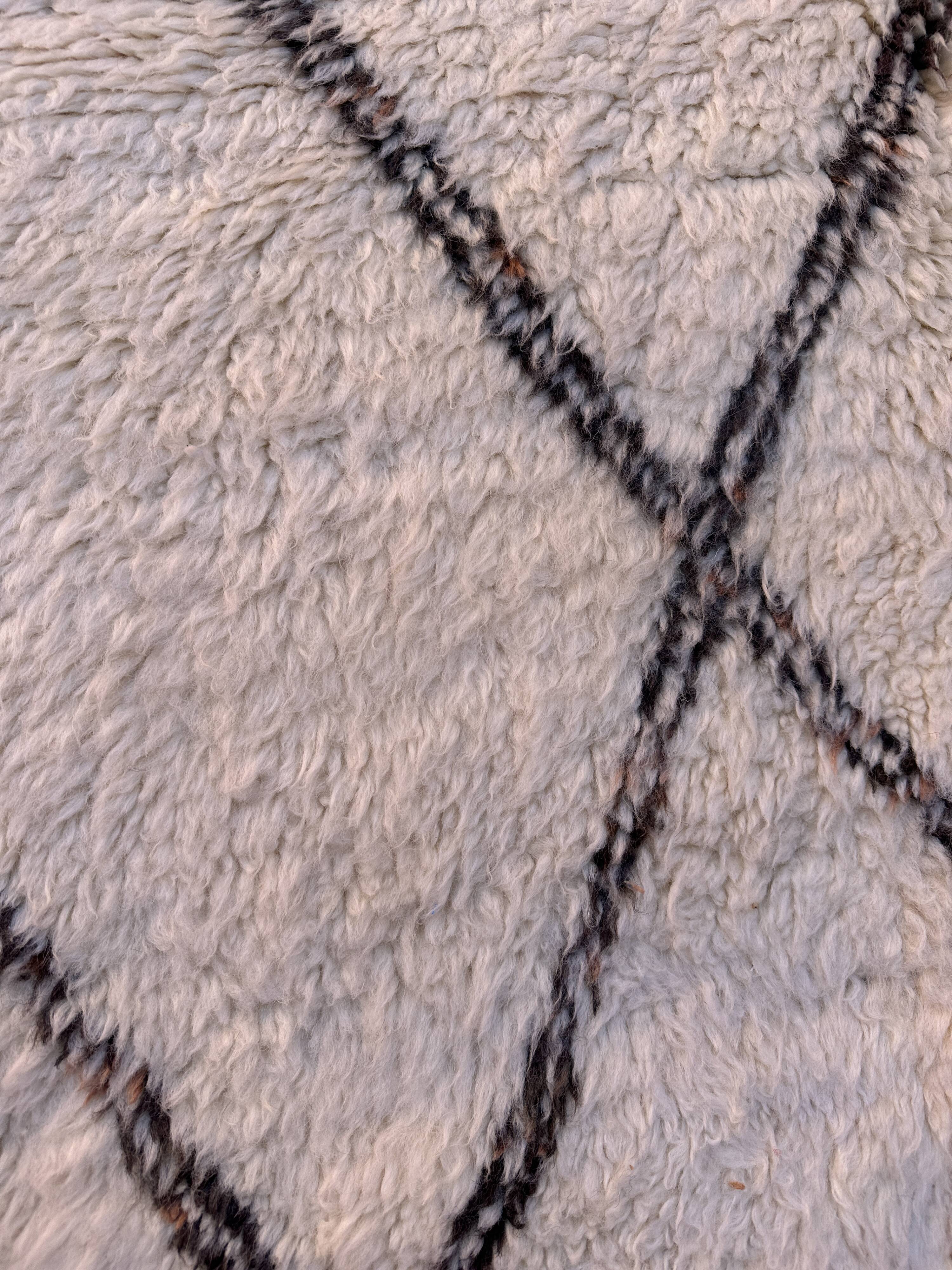 White Beni M'Rirt Moroccan Rug - 168 x 223 cm