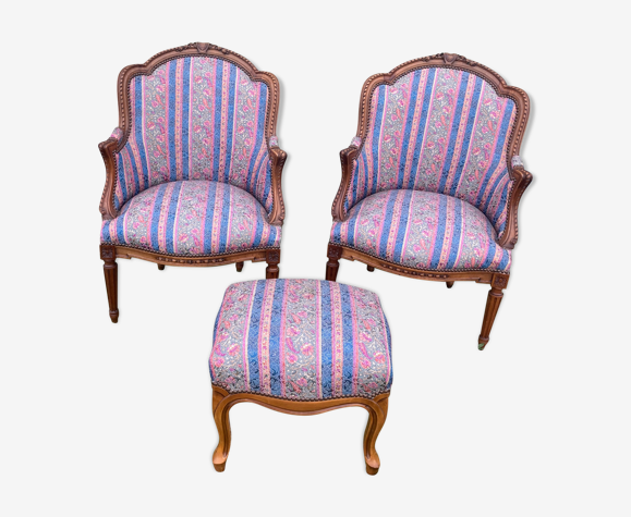 Paire de bergères de style Louis XVI et son pouf