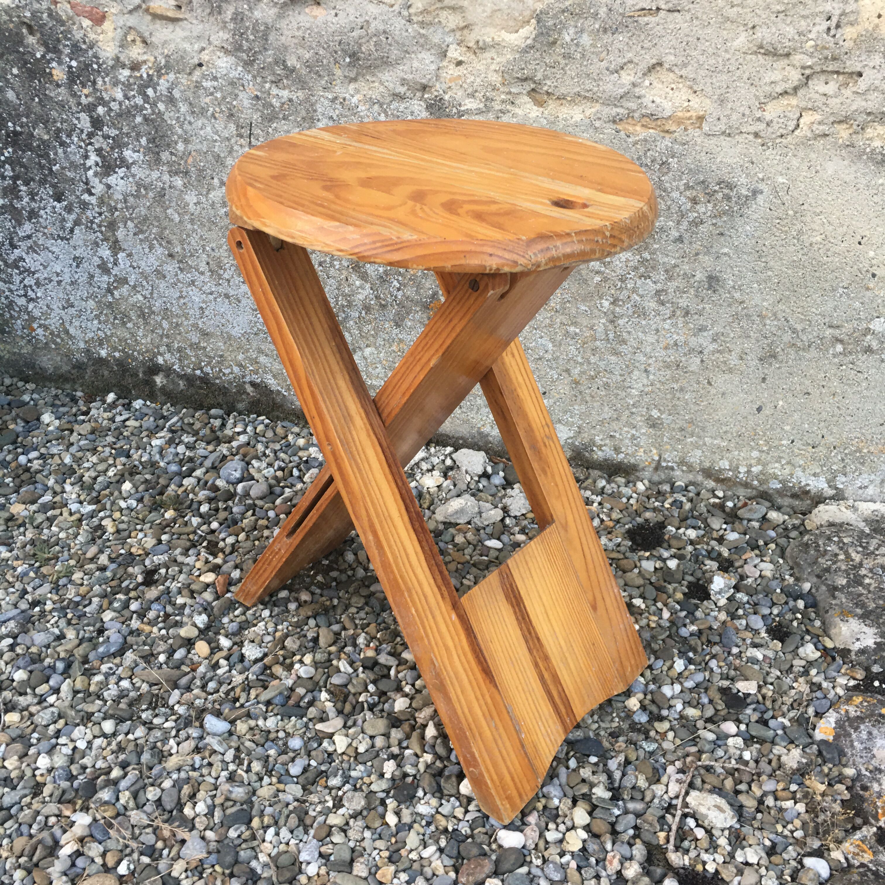 Tabouret pin massif pliable design Adrian Reed, modèle "suzy"