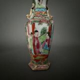 Petit vase de Canton XIXe rehauts dorés