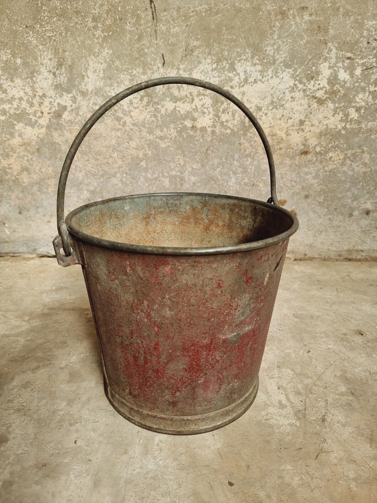 Old bucket fire bucket waste bucket