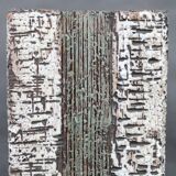 Vase en céramique brutaliste européen des années 1970 – forme haute et texturée, typique du style moderne du milieu du siècle.