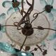 Suspension décorée de 42 fleurs en cristal bleu et transparent, style Maison Baguès, années 1930