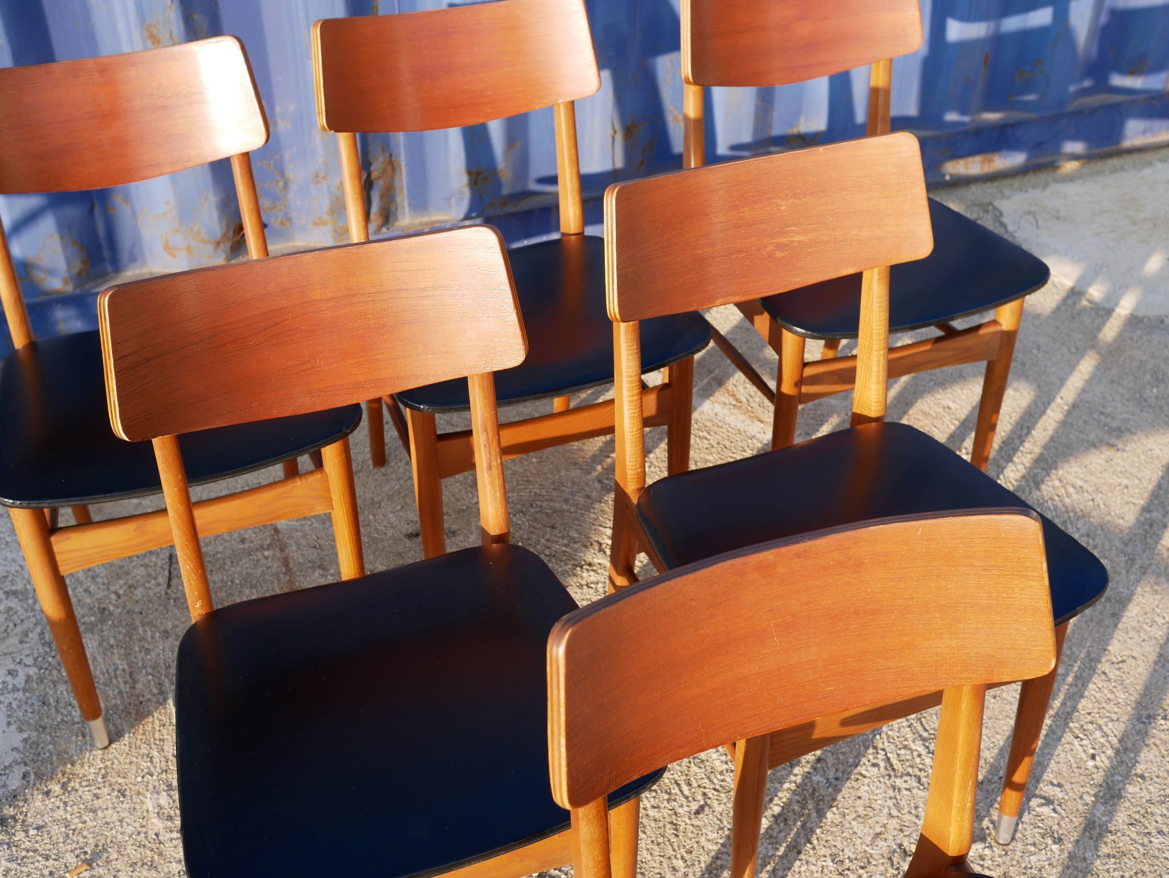 6 scandinavian chairs in wood and black leather