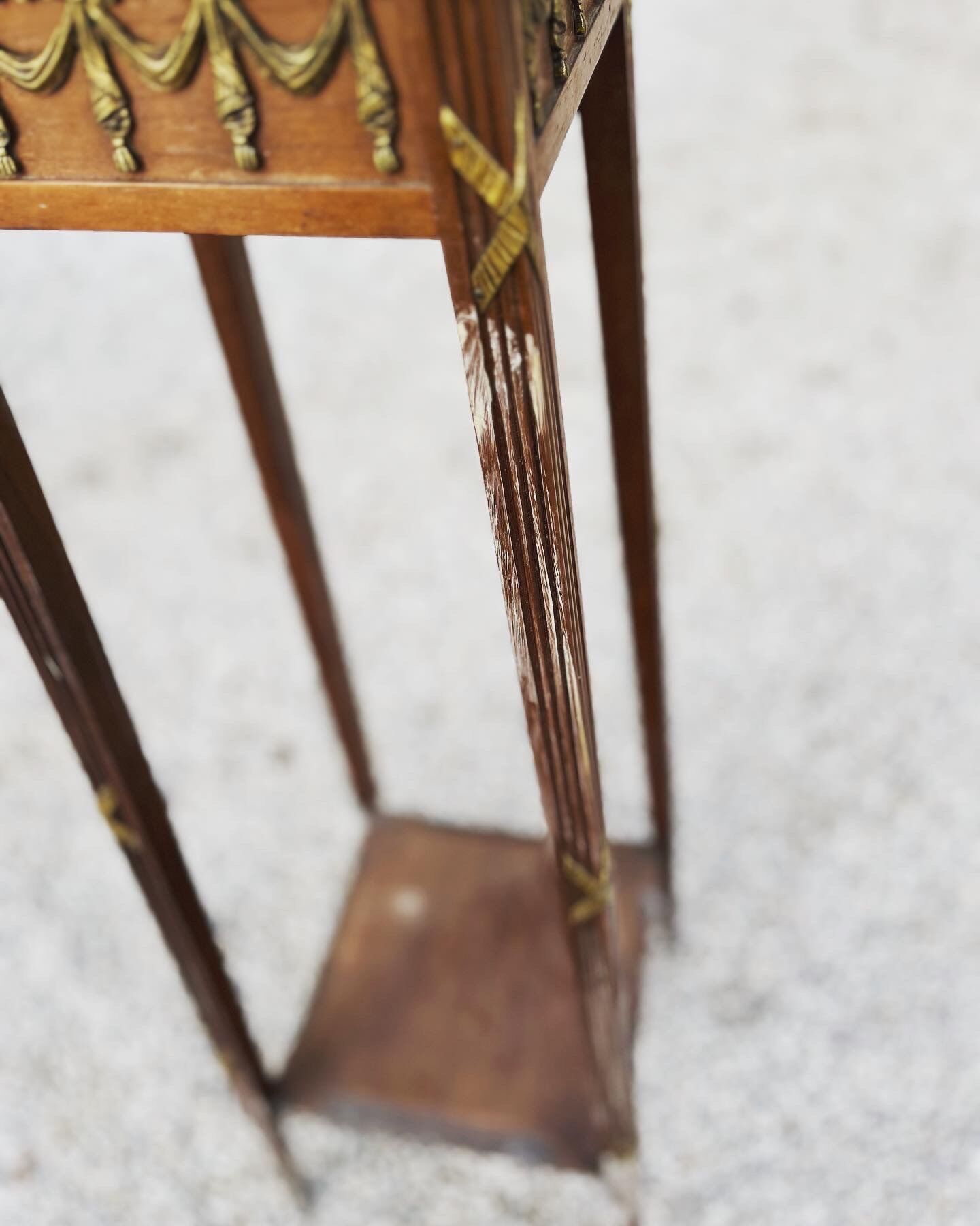 Pedestal table with white marbe top and brass decoration