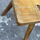 Tabouret brutaliste tripode bois massif claveté