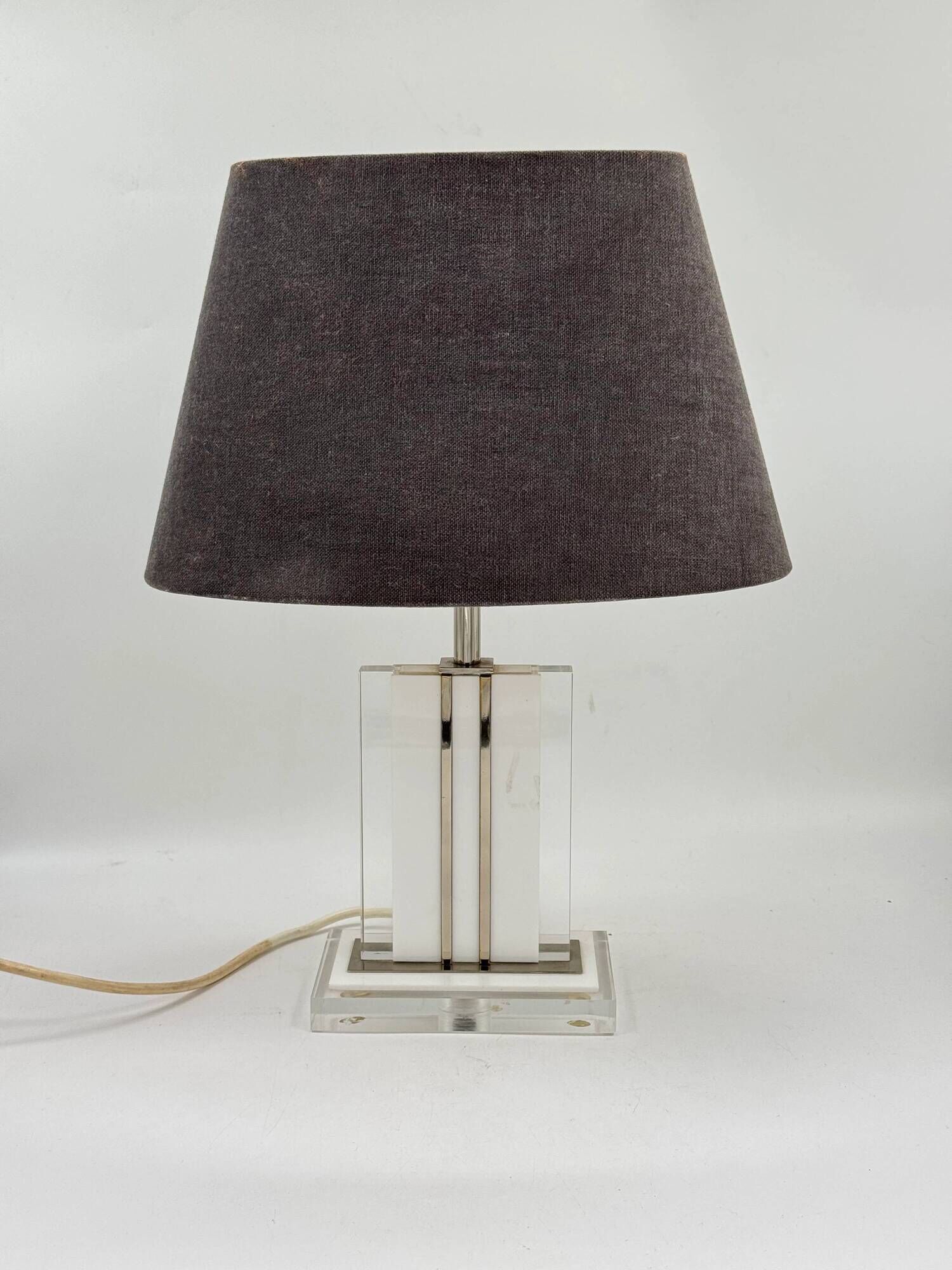 Vintage table lamp in lucite and brass, cream lacquered column.