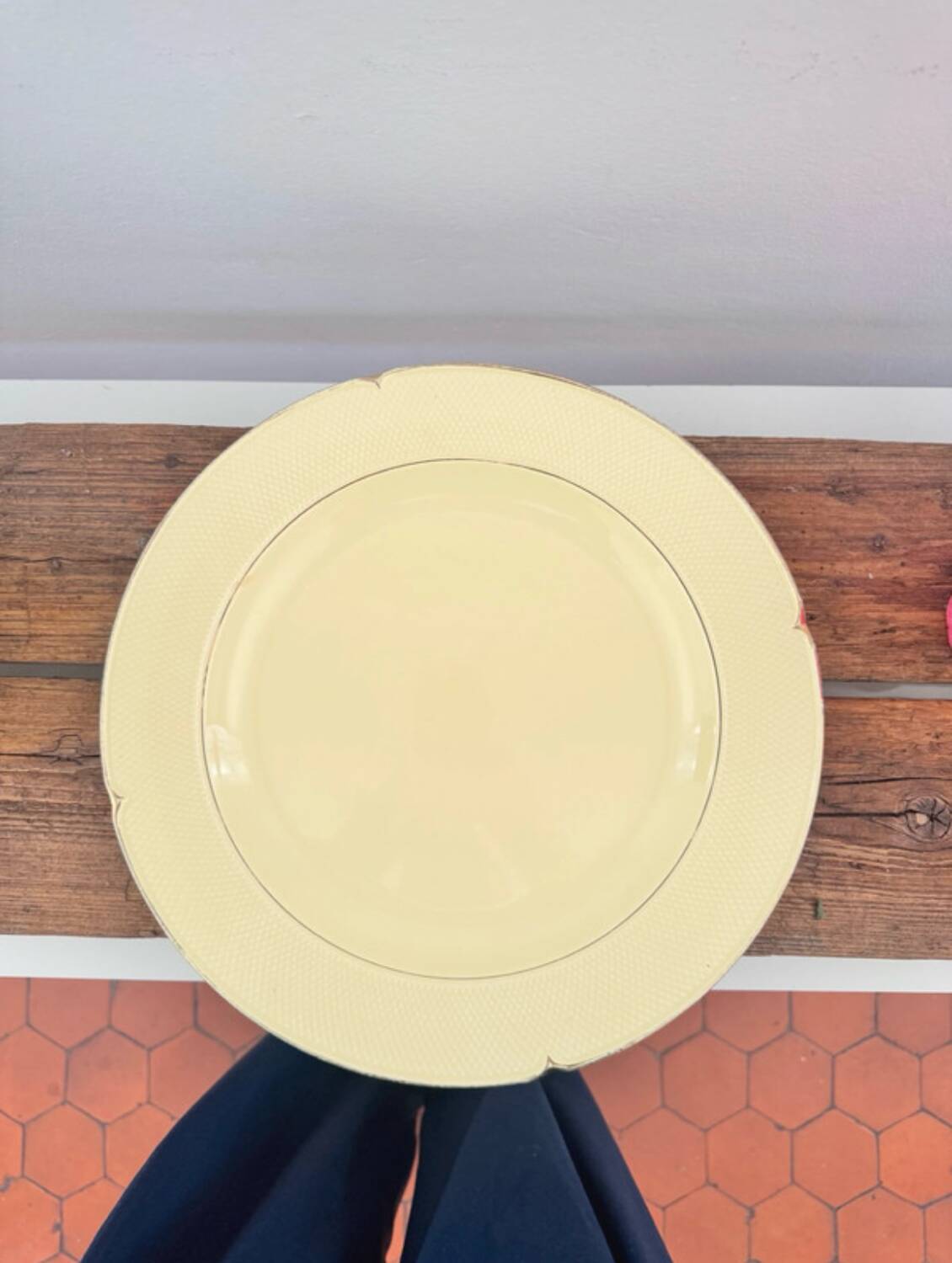 Pastel yellow dish Salins