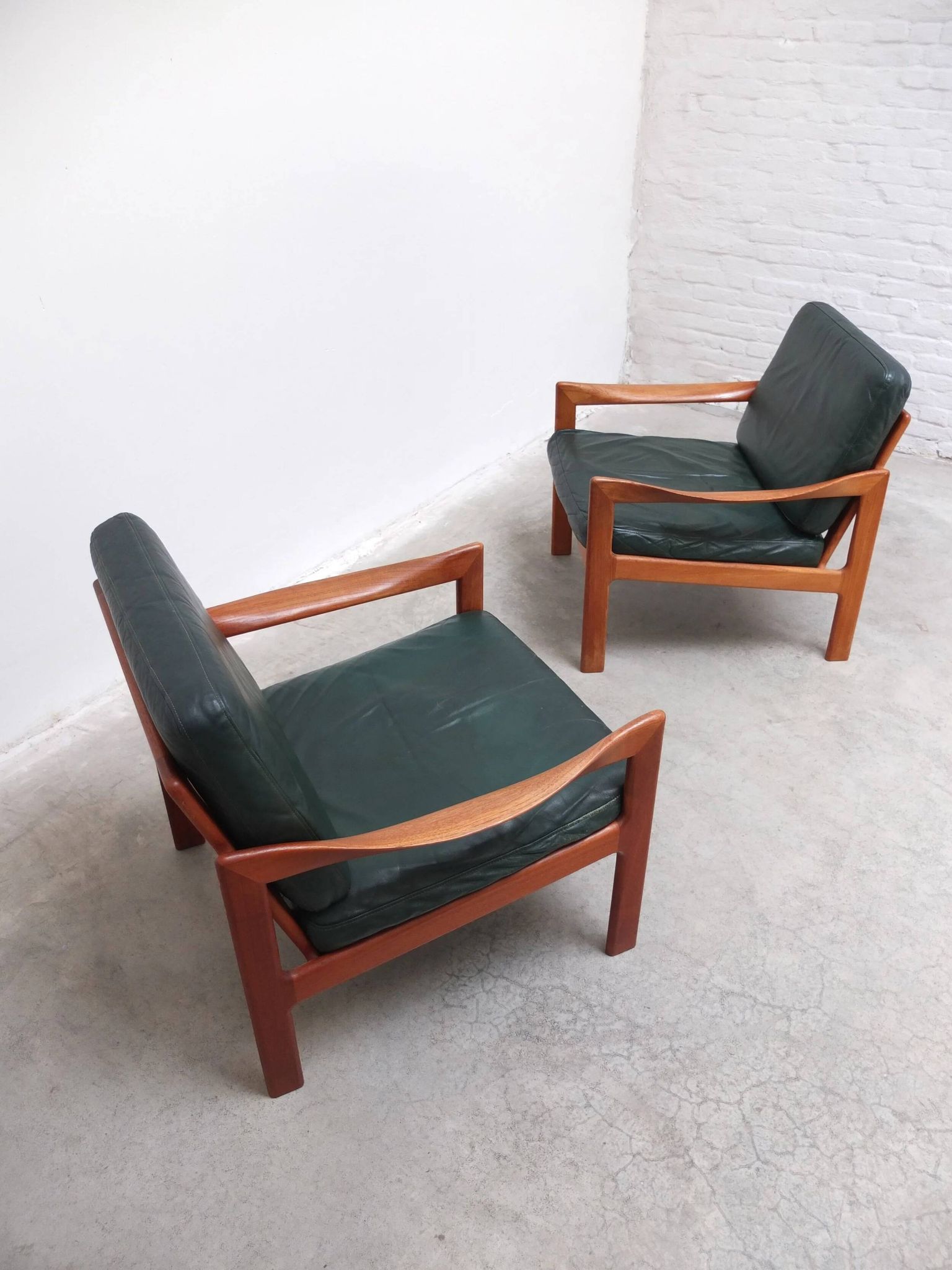 Paire de fauteuils danois par Illum Wikkelsø pour Niels Eilersen, années 1960.