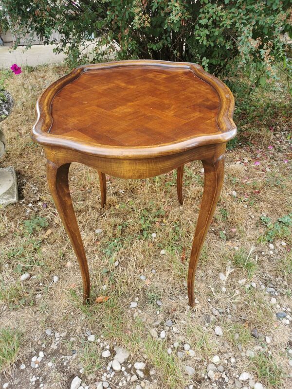 Petite table d'appoint en noyer et marqueterie